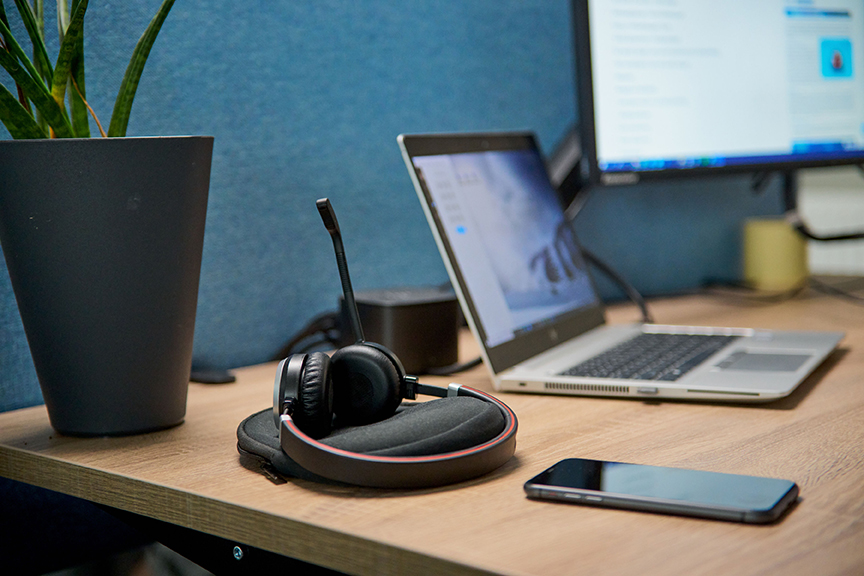 Headset en laptop op een bureau